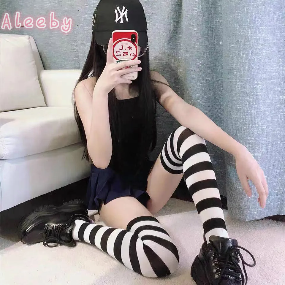 JAPANESE COS STRIPED KNEE SOCKS BY64024