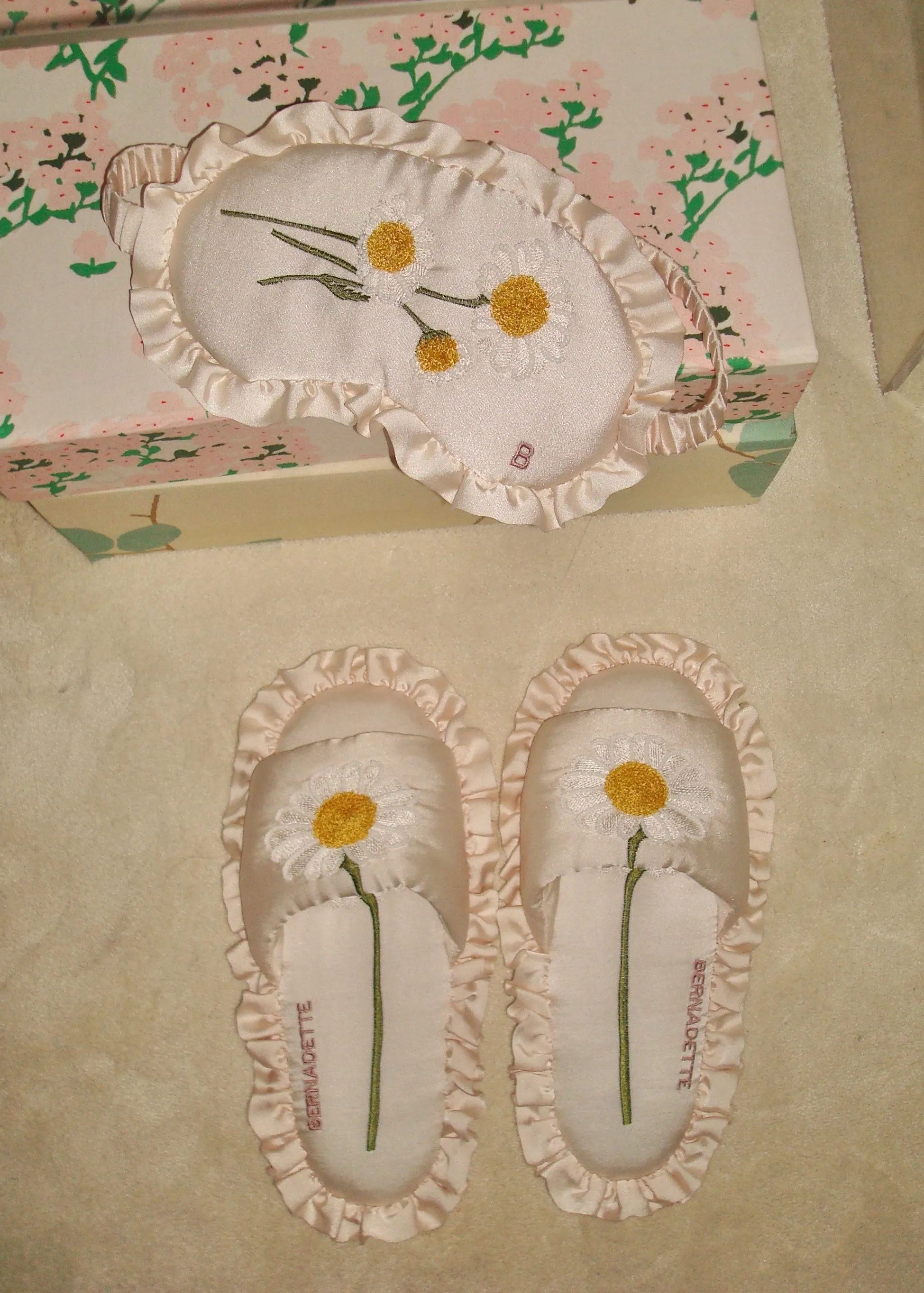 Set of sleeping mask and slippers